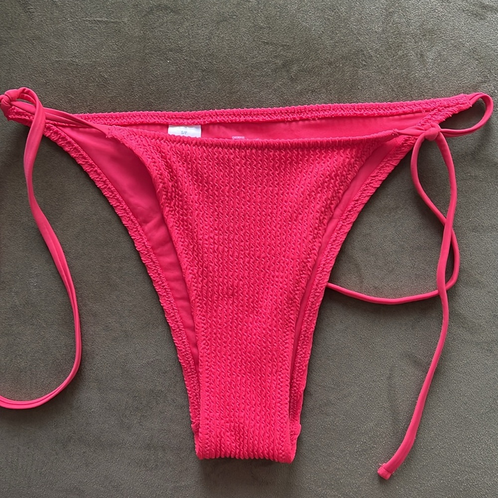 Red bikini - Picture 4 of 5